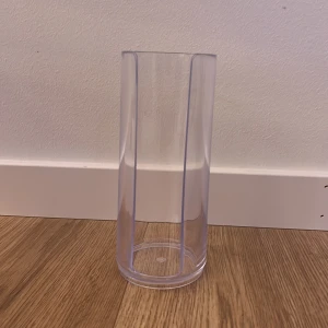 Genomskinlig vas i glas - Säljer en stilren och modern genomskinlig hållare till pads. Bra för att förvara smink pads, locket saknas men går ju såklart fortfarande att användas 