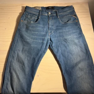 Replay Jeans med slitningar - Säljer nu dem här feta Replay med lite slitningar. De är modell anbass hyperflex och storlek W 31 L 32. Nypris ligger på 1800kr mitt pris 449 kr. Bara att höra av er vid funderingar mvh Liam