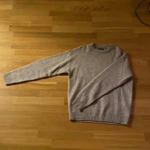 Beige tröja från Jack & Jones - Säljer en stilren beige tröja från Jack & Jones. Tröjan har långa ärmar och ribbade muddar vid ärmslut och nederkant. Perfekt för en avslappnad look. Stl M men är stor i stl så passar även L