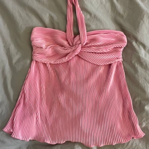 Rosa halterneck topp - Säljer en rosa randig halterneck topp. Superfin! I mycket fint skick.