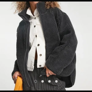 Teddy jacka weekday - Knappt använd, bra skick. Oversize i storlek, jag är 172cm för referens