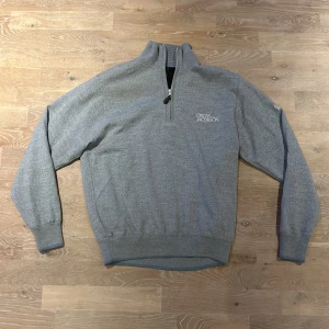 Oscar Jacobson half zip - Grå half zip från Oscar Jacobson som är lite tjockare. Skriv i Dm för mer info