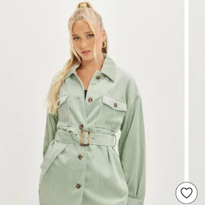 Rosa manchesterjacka från Pieces - Snygg rosa manchesterjacka från Pieces med bälte i midjan och knappar framtill. Jackan har en oversized passform och långa ärmar. Skärpet går att ta bort