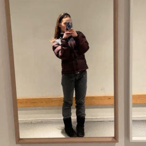 Grå jeans med fransiga kanter - Snygga grå jeans med en cool fransig detalj vid bensluten. Jeans är lote slim och i midjan 28 alltså ungifär storlek S. 