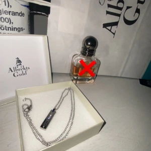 Silverhalsband från Albrekts Guld - Elegant silverhalsband med en rektangulär hängande berlock. Kedjan är tunn och stilren, vilket gör den perfekt för dagligt bruk. Berlocken har en minimalistisk design med små detaljer som ger en modern touch.