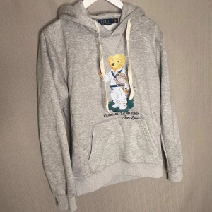 Ralph Lauren hoodie  - Ralph lauren hoodie med björn tryck storlek M i grå.