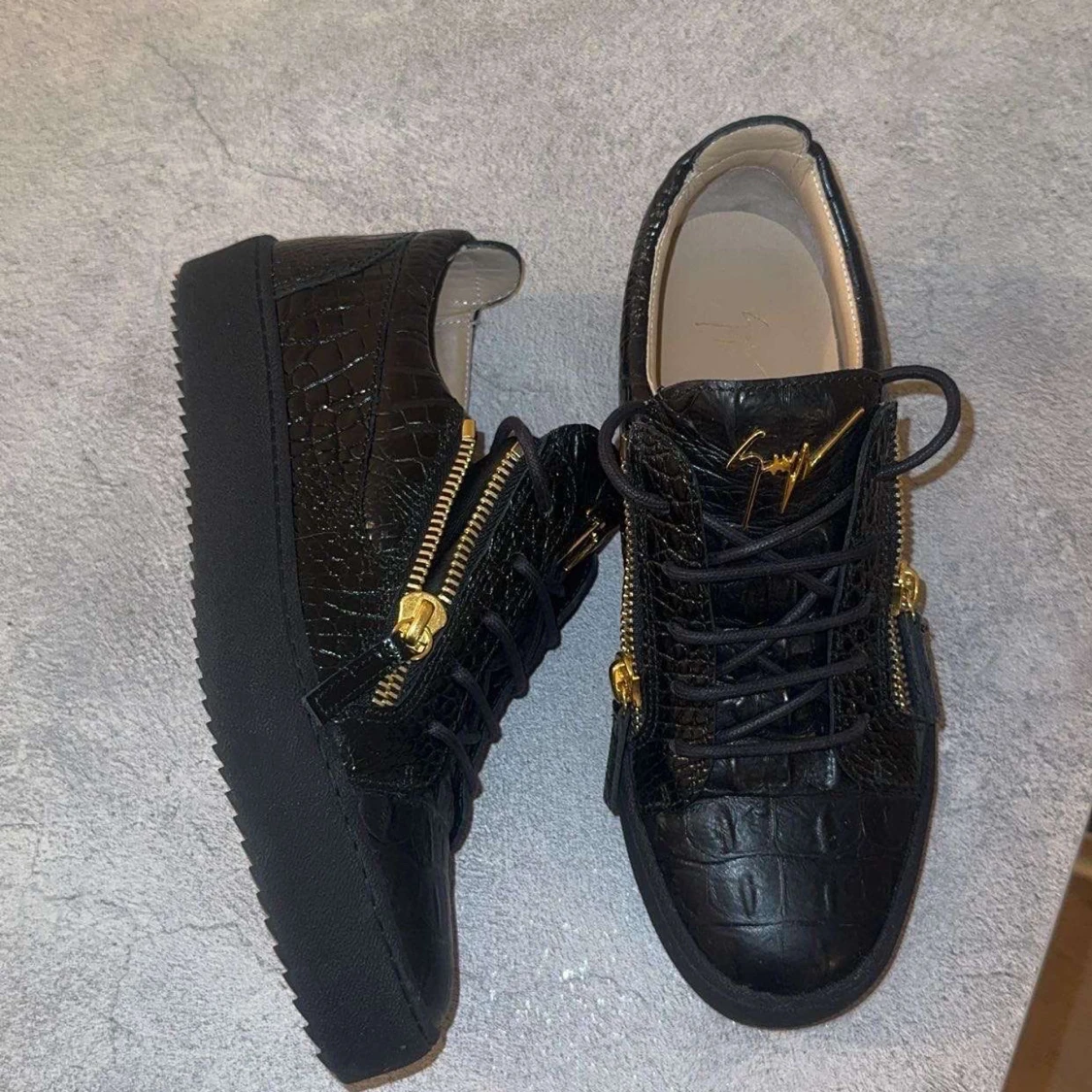 Svarta Guiseppie zanotti öppen för byten - 1