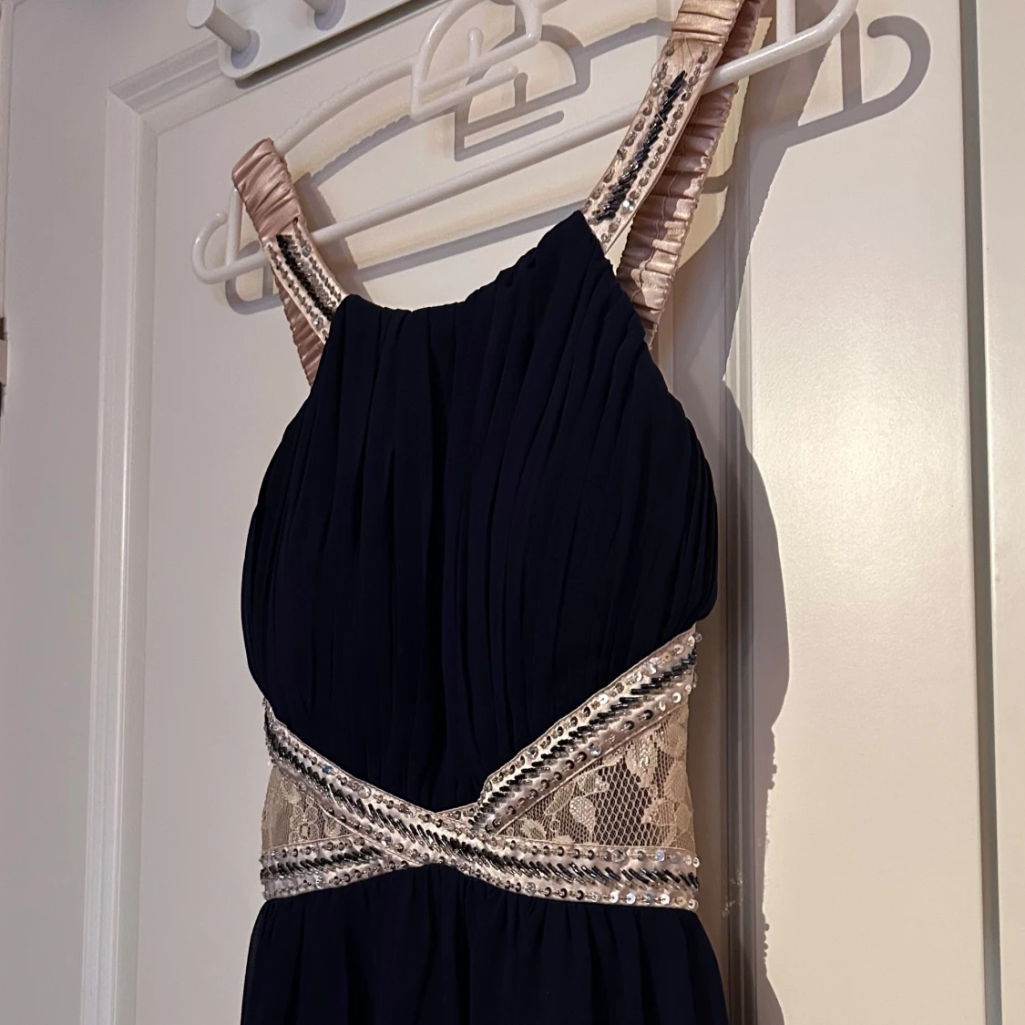 Mörkblå balklänning med pärldetaljer - 2