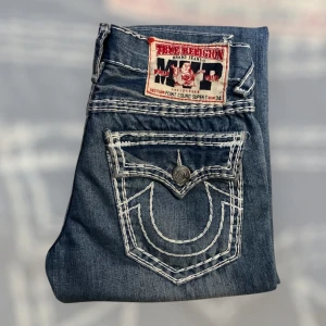 True religion fat stitch jeans - Rare fat stitch trueys!! Liknar ricky fast mer baggy. Sömmen är klippt längst ner som sista bilden visar men annars är de nästan som nya. Ingen storlek men skulle säga W32 typ. DM för mått/bilder/frågor.