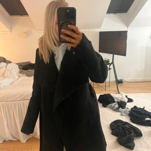 Svart kappa från Vila - Snygg svart kappa från Vila. Perfekt för lite kyligare dagar eftersom den är perfekt tjock💕 hör av dig om du vill ha fler bilder☺️