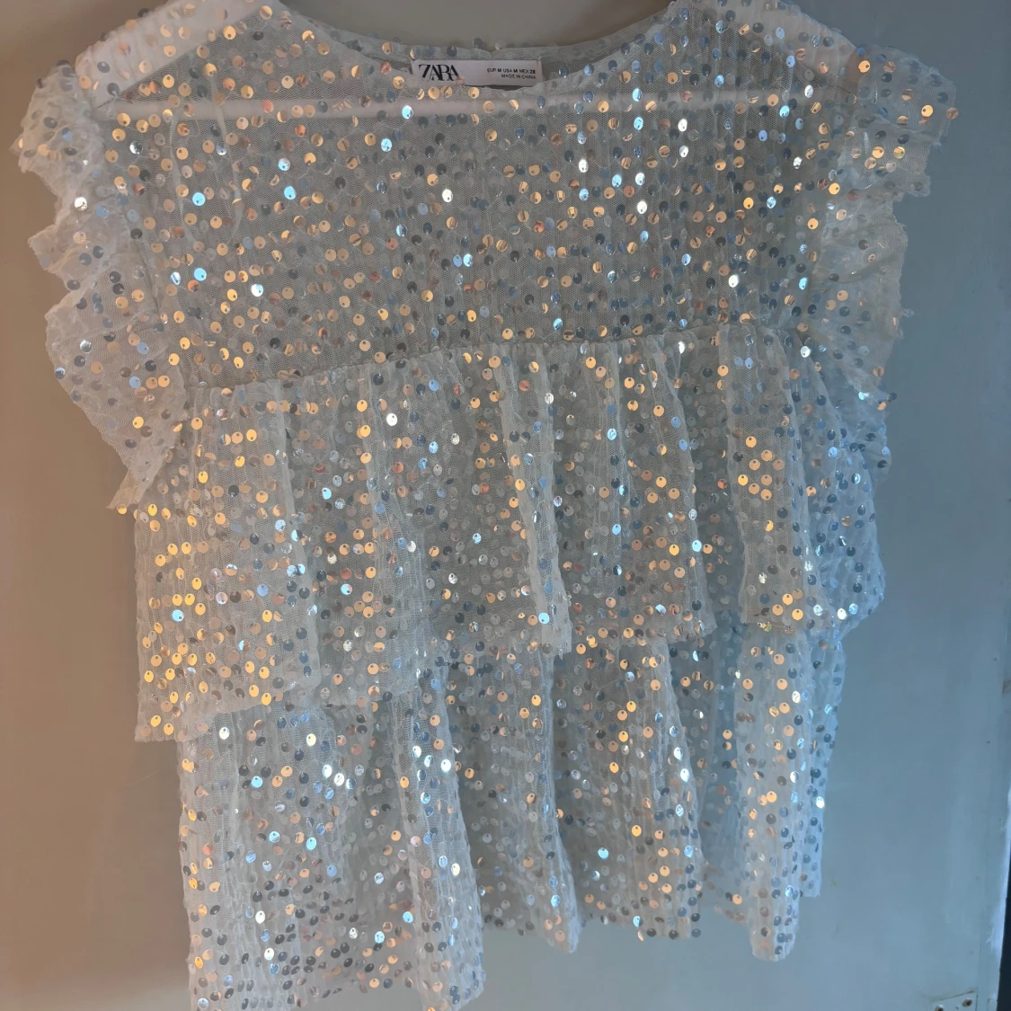 Vit/ljusblå paljettopp från Zara