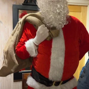 Tomtedräkt med bälte - Säljer en klassisk tomtedräkt i röd sammet med vita detaljer. Dräkten inkluderar en svart bälte och har en mysig luva. Perfekt för julfirandet! 🎅