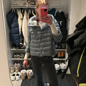Herno jacka - Fin ljusblå herno jacka medföljer galge🥰