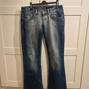 Blå bootcut jeans från Reactive - Snygga blå bootcut jeans från Reactive med en klassisk tvätt. De har en lågmidjad design och femficksmodell! Skriv om ni vill ha bild på!!