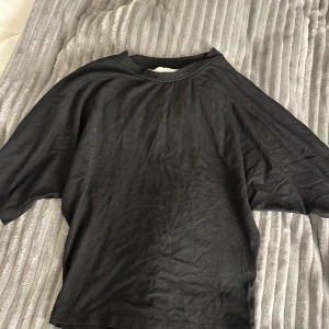 T-shirt  - Säljer denna T-shirten då den aldrig har kommit till användning endast testad. Väldigt populär och i bild 3 så kan man se hur den är på. Storlek Xs 