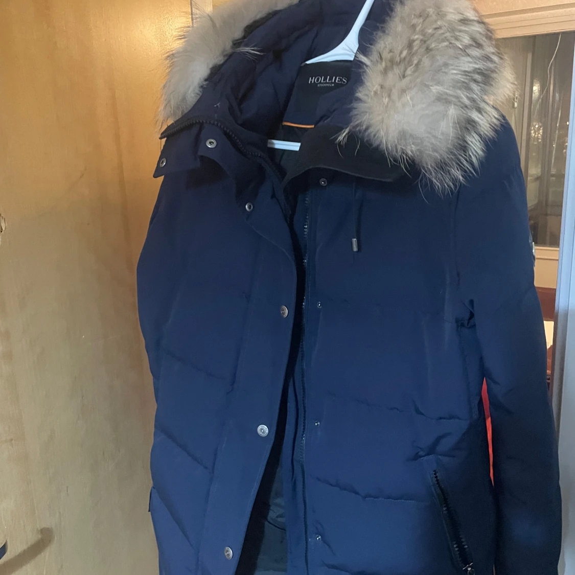 Mörkblå dunjacka från Hollies