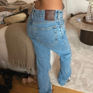 Lågmidjade jeans - Lågmidjade jeans från bikbok, supersnygga 💗strl 24 längd 32, jag är 164