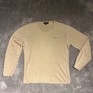Beige v-ringad tröja från Ben Sherman - Beige v-ringad tröja från Ben Sherman i 100% bomull.