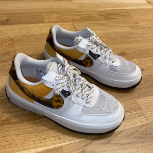 Nike Air Force sneakers  - Nike Air Force sneakers strl 37,5. Knappt använda, mycket fint skick! Nypris: ca 1300