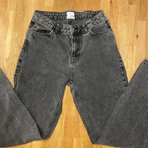 Mörkgrå jeans från Grunt - Snygga mörkgrå jeans från Grunt i en loose fit. De har en klassisk design. Perfekta för en avslappnad stil. Hör av dig vid några frågor.🙂