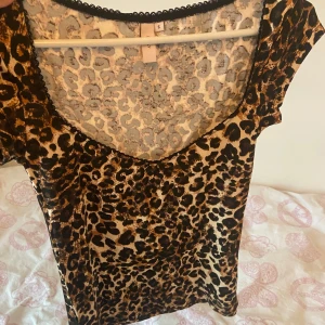 Leopardmönstrad topp - Säljer en leopardmönstrad topp från Nelly, helt ny knappt använd. Storlek S