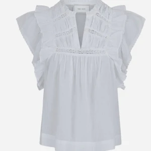 Vit blus med volangdetaljer💕 - Säljer en söt blus från neo noir, väldigt fint skick💕