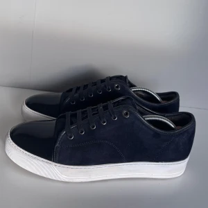 Lanvins - Säljer ett par mörkblåa lanvins med glansig toe cap, storlek UK8 (EU42). Cond 8,5/10 mockan i sjukt bra skick! Tillkommer inget OG!