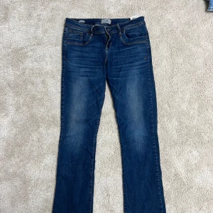 Blå jeans från LTB - Snygga blå jeans från LTB med klassisk femficksdesign och en bekväm passform. Aldrig använda och är i nyskick.