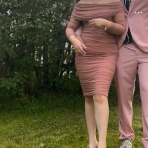 Rosa offshoulder klänning  - Säljer en elegant rosa offshoulder klänning från Goddiva. Klänningen har långa ärmar och en smickrande rynkad design som ger en snygg siluett. Perfekt för speciella tillfällen! 💖 *använd bara 1 gång