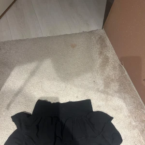 Svart och vit kjol - Två kjolar till salu: en svart och en vit. Den svarta kjolen har en volangdetalj och elastisk midja. Den vita kjolen är också elastisk och har en rynkad design. Perfekta för olika tillfällen och lätta att matcha med olika toppar. Säljer båda för 400 och var för sig för 250