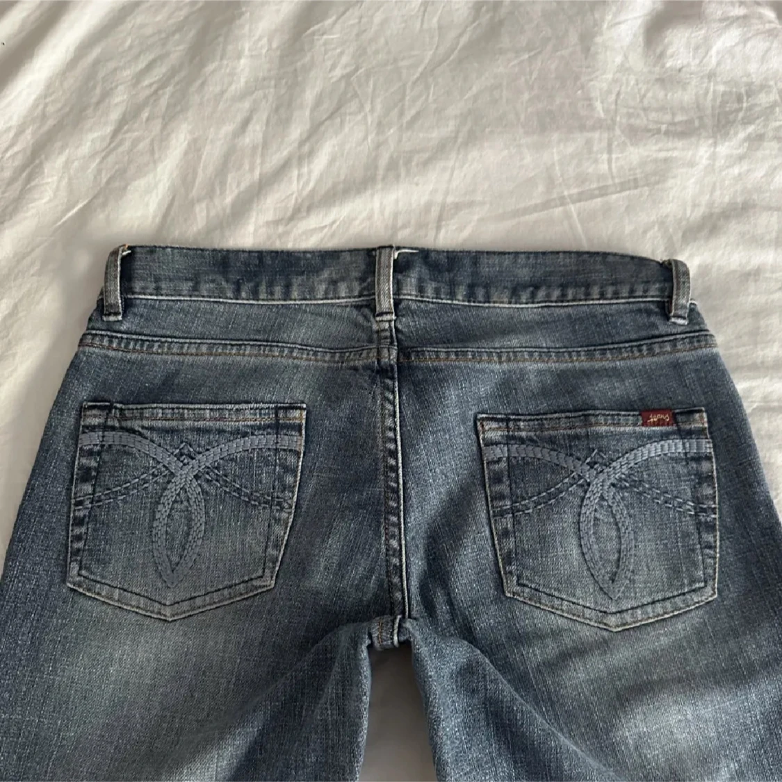 Blå bootcut jeans. Midja 76 innerbenet 80 cm - 2