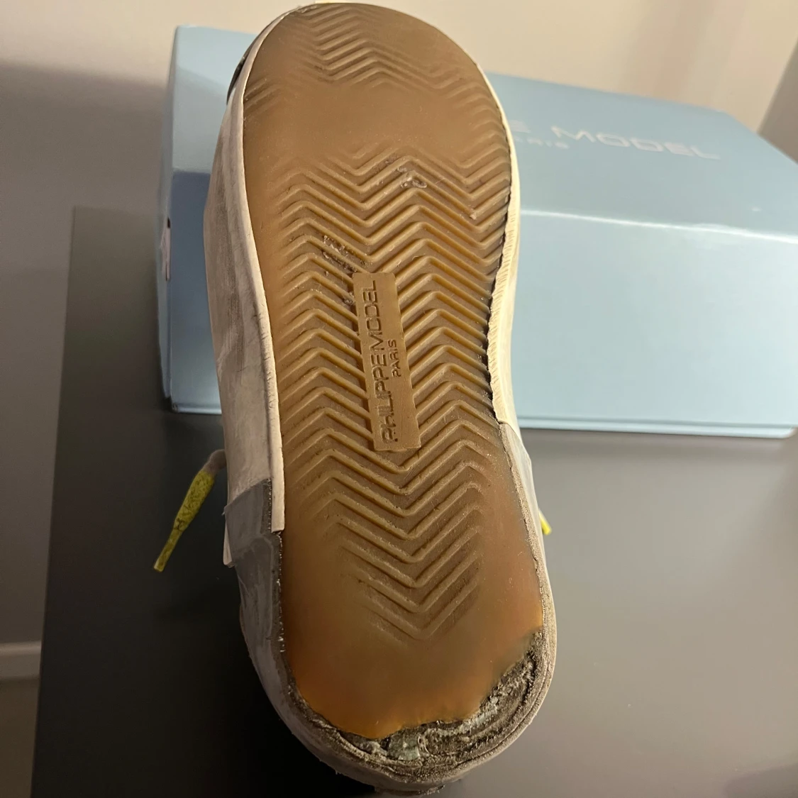 Grå sneakers från Philippe Model - 2