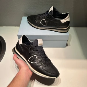 Philippe Model Trainers - Rikigt snygga Philippe Model Trainers! Skick 9/10||storlek 44|| sparsamt använda||Hör av er vid frågor eller funderingar! Kan gå med på byten. Priset är ej hugget i sten🤗