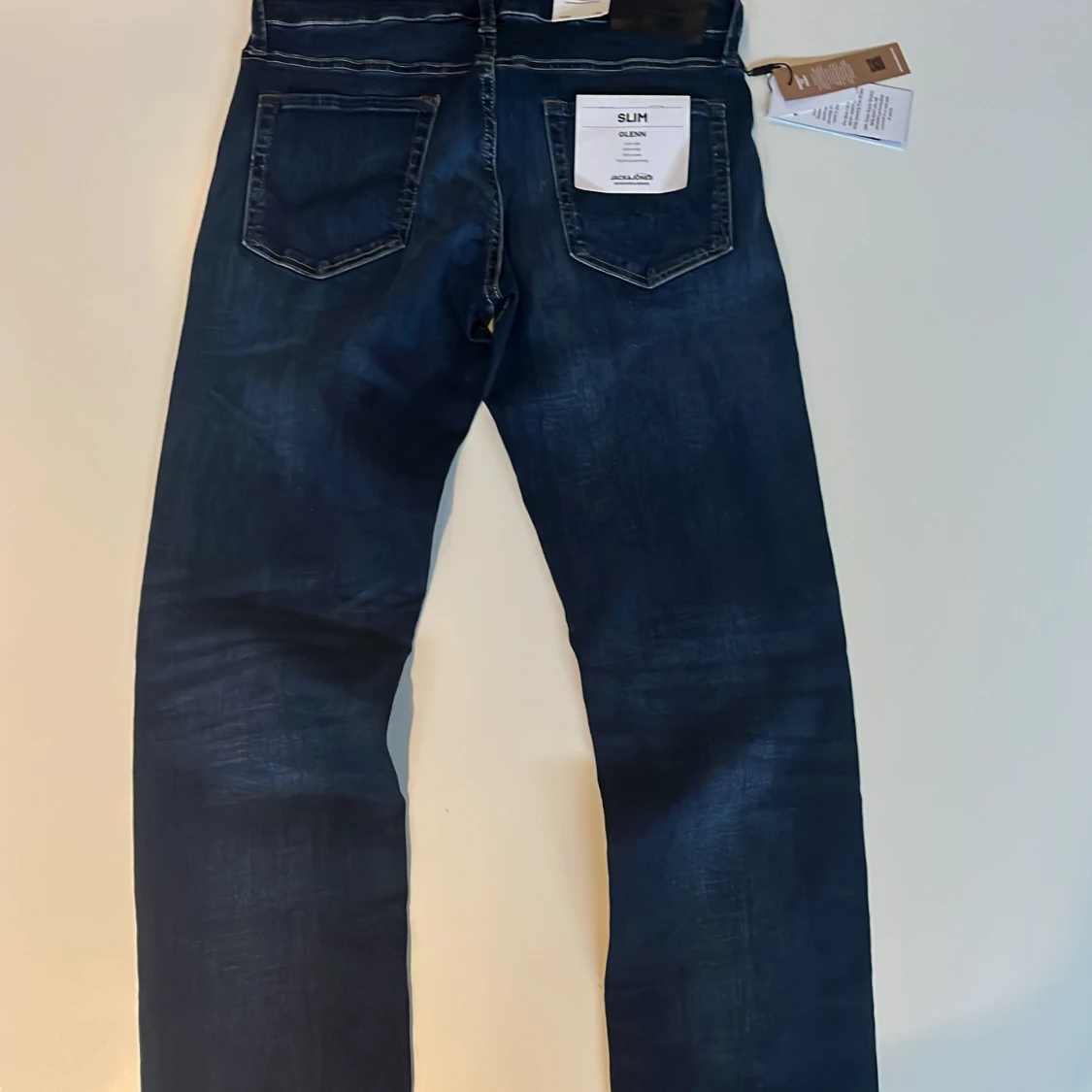 Mörkblå slim jeans från Jack & Jones