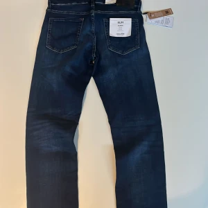 Mörkblå slim jeans från Jack & Jones - Snygga mörkblå jeans från Jack & Jones, ord pris 599 mitt pris 400! Pris kan gå att diskuteras. W29 L32. Skick 10/10 helt nya