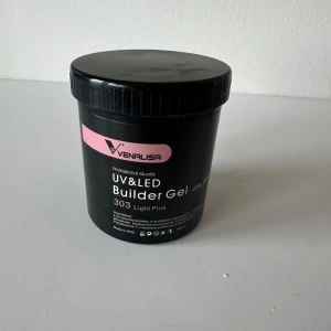 Venalisa UV&LED Builder Gel Light Pink - Venalisa UV&LED Builder Gel i nyansen Light Pink, perfekt för att bygga och forma naglar. Kommer i en praktisk burk med skruvlock. Passar både för professionellt och hemmabruk. 225g. Väldigt enkel att jobba med då den är tunn i konsistensen och självutjämnande