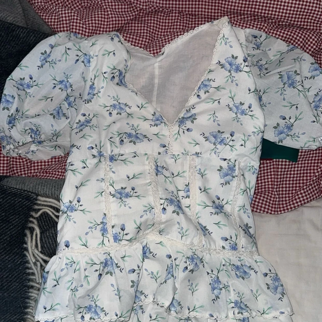 Blommig klänning med volanger - 2