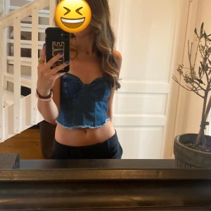 Jeansfärgad tubtopp - Trendig jeansfärgad tubtopp med en croppad design och rå kant. Perfekt för sommaren 💕🩷