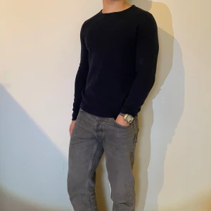 Massimo Dutti tröja - Mörkblå tröja i en stilren design. Perfekt för en avslappnad och trendig look. Passar bra till jeans eller chinos.