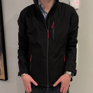 Helly Hansen Windbreaker - Säljer min feta helly hansen jacka då den börjar bli för liten! Storlek M men sitter som S. Jag på bilden är 177 cm och väger 67 kg. Mycket bra skick! Hör av er🙌🏼