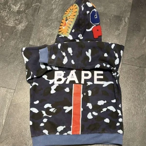 Bape Hoodie - Säljer en snygg camoflage Bape full Zip up som är i gott skick 8/10✅Tröjan är storlek M men passar också S✅Vid frågor och funderingar så hör av er💬Priset kan såklart diskuteras vid snabb affär🤝🤩