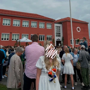 Vit klänning med volanger - Jätte fin vit klänning med v-ringning och volangdetaljer. Perfekt för studenten eller bara inför sommaren. Nypris var på 400kr och den är endast använd 1 gång under några timmar. BVSA! Kan skickas snabbt efter genomförd affär.💓💓