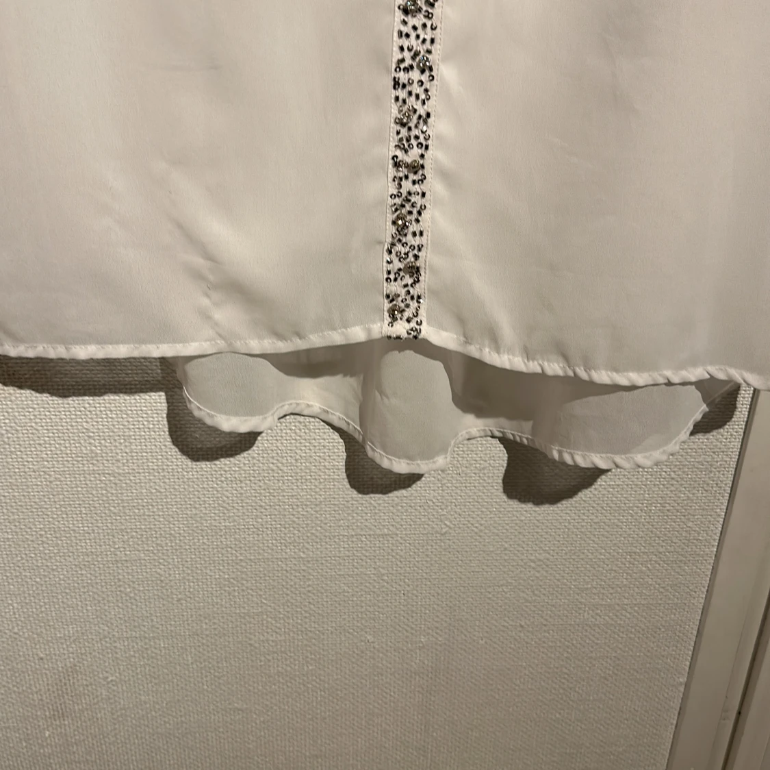 Vit ärmlös blus med pärldetaljer - 2