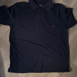 pikétröja från Ralph Lauren - Säljer en klassisk pikétröja från Ralph Lauren med röd broderad logga på bröstet. Tröjan har inga defekter och är som ny. Nypris ca 1300kr mitt pris 275kr💯💯💪