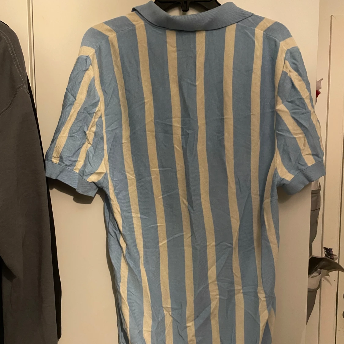 Blå och vit randig pikétröja från H&M - 1