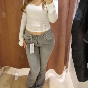 Grå flare jeans  - Ett par flare ljus gråa jeans . Använt dom knappt och kommer inte till användning för mig. 