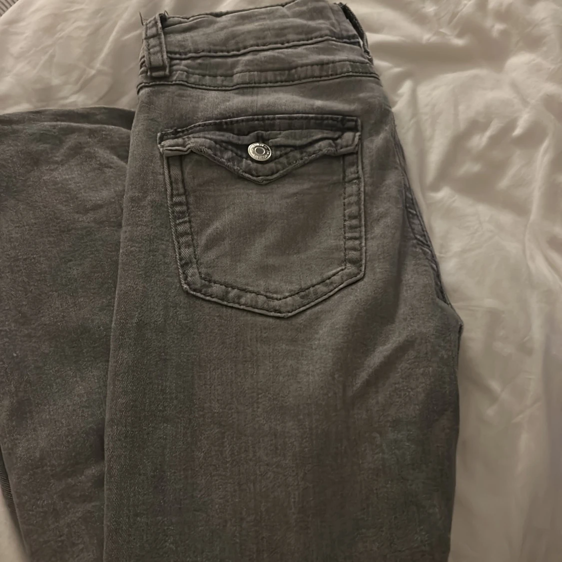 Grå jeans från Gina  - 1