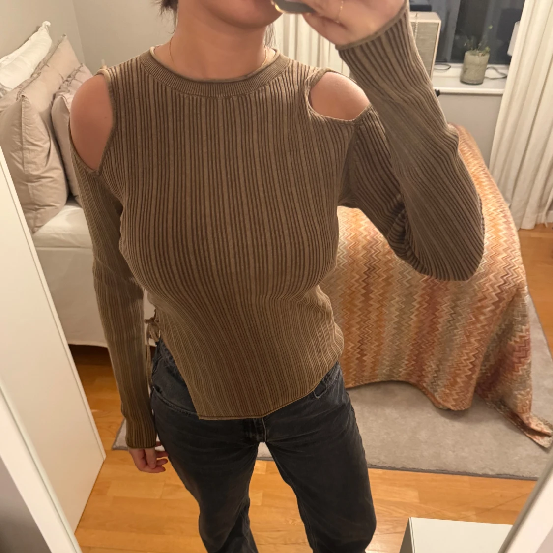 Brun ribbad tröja med cut-out detaljer