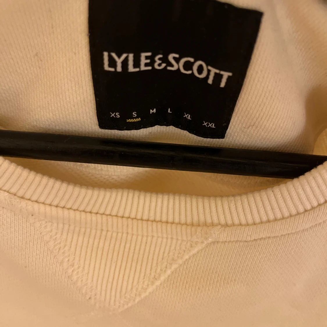 Gulvit tröja från Lyle & Scott - 2