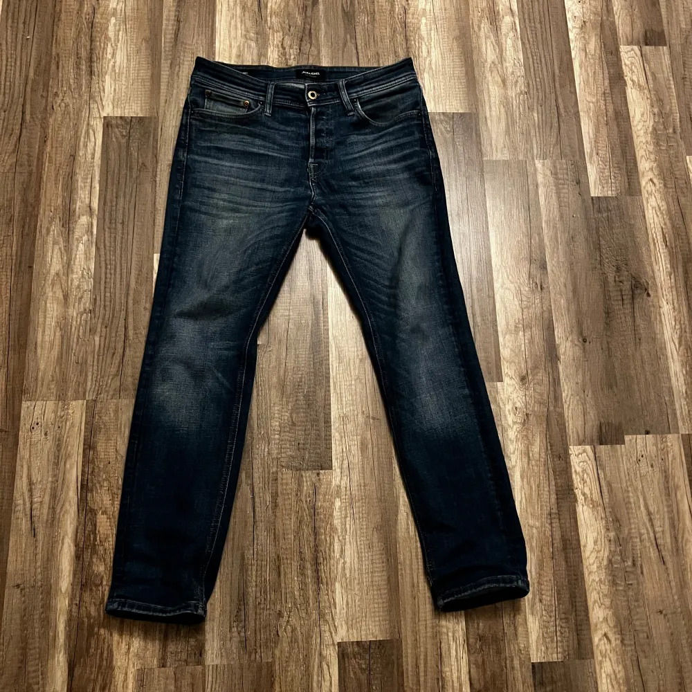 Säljer dessa riktigt stilrena Jack n Jones jeans då dom börjar bli lite små de är i bra skick och väldigt skön färg. Jag på bilden är 174. Farkut & Housut.